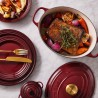 Voir la slide Cocotte Fonte Signature Ovale 6,3 L Rouge Rhône (31 cm)