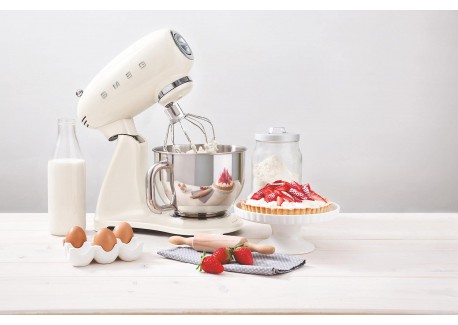 Robot Patissier Sur Socle Blanc Creme SMF03CREU