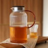 Voir la slide Karl Carafe à Eau/Thé en Verre Borosilicate Strié avec Couvercle en Bo