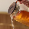 Voir la slide Karl Carafe à Eau/Thé en Verre Borosilicate Strié avec Couvercle en Bo