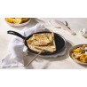 Voir la slide Crêpière Tradition Fonte Emaillée 27 cm + Râteau et Spatule Bois