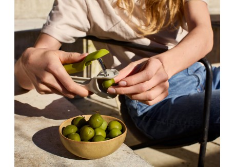Tweezy Dénoyauteur Cerises Olives et Equeuteur à Fraises 3 en 1 Vert 1