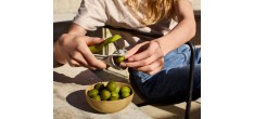 Tweezy Dénoyauteur Cerises Olives et Equeuteur à Fraises 3 en 1 Vert 1