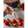 Voir la slide Tweezy Dénoyauteur Cerises Olives et Equeuteur à Fraises 3 en 1 Vert 1
