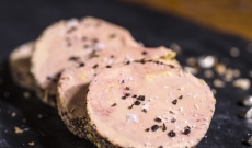 Foie gras cuit au chalumeau, confit de tomates vertes, gelée poire-houblon