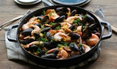 Paëlla au lapin, fruits de mer et chorizo