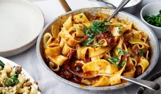 Fettucine, Sauce Harissa à la rose, olives noires et câpres