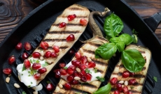 Aubergines Grillées, Yaourt à la Feta, Grenade et Fines Herbes