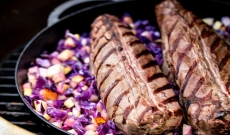 Râble de lièvre grillé avec chou rouge confit aux pommes au Big Green Egg