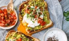 Toast Guacamole, Œuf Poché et Salade de Tomates