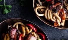 Nouilles sautées poulet et légumes au wok Big Green Egg