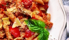 Penne à la sauce tomate basilic et saucisses italiennes au fenouil