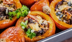 Potimarrons farcis aux champignons, marrons et jambon cru, gratinés au reblochon
