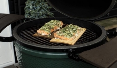Saumon fumé sur bois de cèdre au Big Green Egg