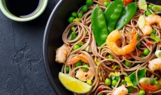 Salade de nouilles, crevettes et légumes, huile de sésame et vinaigre passion