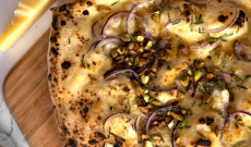 Pizza a la pistache inspirée de la pizza Rosa de Chris Bianco