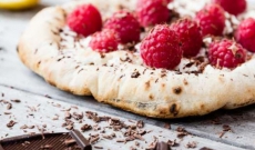 Pizza dessert  mascarpone, framboises et chocolat