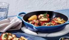 Poivrons farcis au riz pilaf et au pesto de tomate, gratinés à l’halloumi