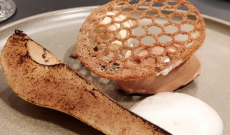 Poire fumée, glace au foin, crémeux et tuile au sarrasin
