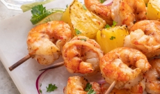 Brochettes de gambas marinées et ananas flambés à la plancha 