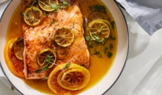 Saumon poché au four, au vin blanc, miel et citron