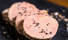 Foie gras cuit au chalumeau, au grué de cacao en poudre amer