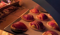 Tartes fines aux pêches, miel et glace au lait d'amande