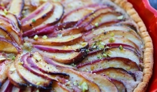 Tarte aux pommes sur crème de pistache