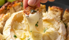 Camembert rôti au miel et au thym