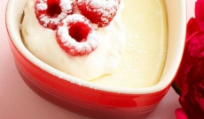 Mousse au chocolat blanc, cardamome et framboises