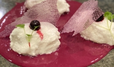 Oeufs à la neige, cassis et agastache