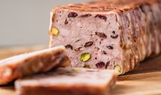Terrine de gibier aux pistaches avec chutney aux oignons et moutarde