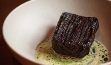 Millefeuille de betterave, beurre blanc tomasu, huile de persil
