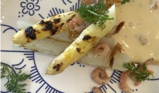 Asperges blanches grillées, sabayon beurre noisette, crevettes grises