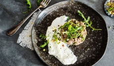 Tartare de boeuf et mousse de mozzarella aux pistaches