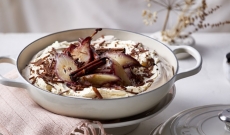 Pavlova au chocolat et poires pochées