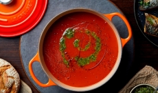 Soupe de tomates au maquereau frit et pesto
